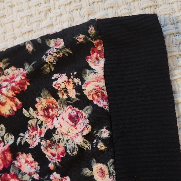 Large Light Sweater with Roses - Picture 2 of 5